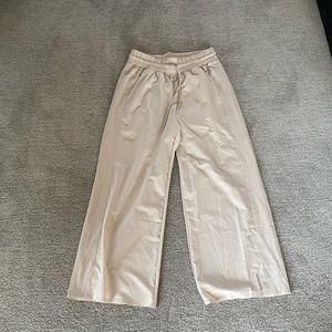 Athleta Avenue Wide Leg Cropped Pants. Size 2